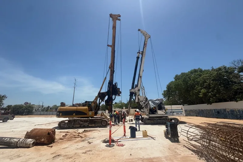 Perforadoras y personal trabajando en un frente de cimentación de TREC